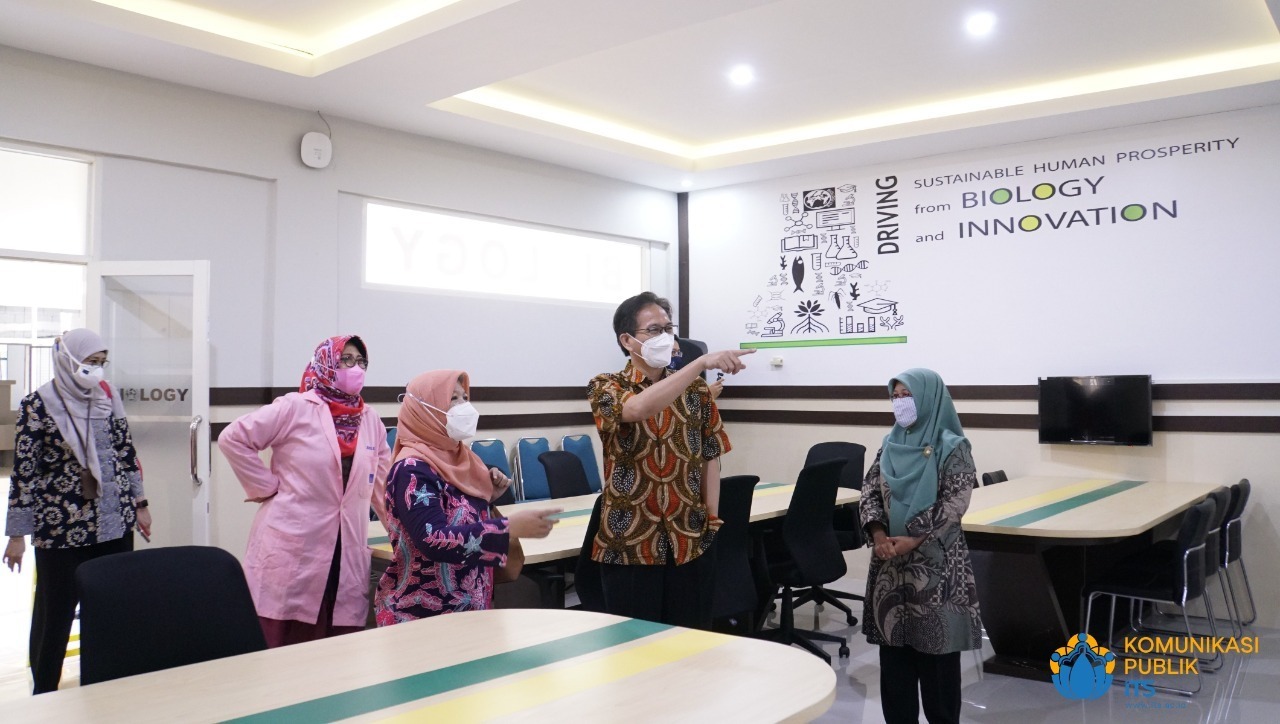 Rektor ITS Prof Dr Ir Mochamad Ashari MEng (dua dari kanan) saat peninjauan perkuliahan hybrid di Departemen Biologi ITS