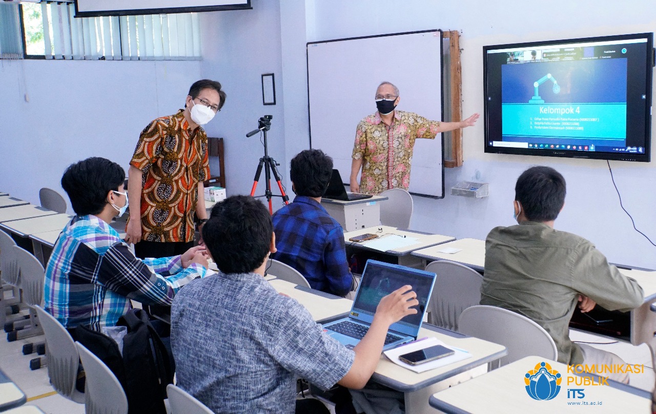 Rektor ITS Prof Dr Ir Mochamad Ashari MEng menyapa para peserta perkuliahan hybrid yang hadir luring di Departemen Teknik Kimia ITS