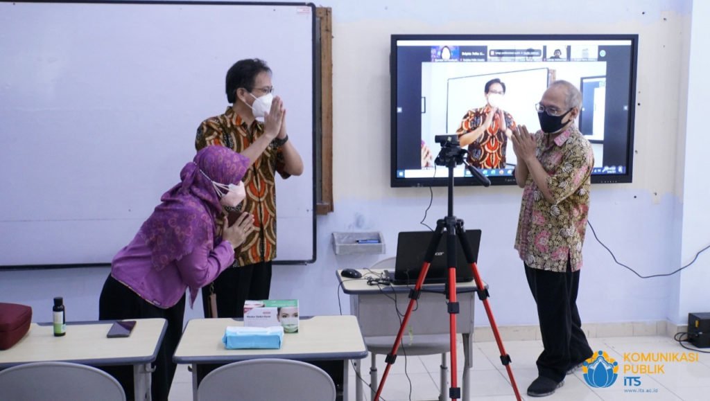 ITS Chancellor Prof. Dr. Ir Mochamad Ashari MEng greeted virtually the hybrid lecture participants who were present online at the ITS Chemical Engineering Department