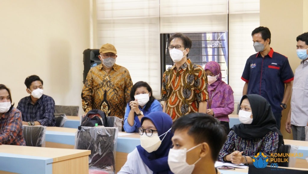 ITS Chancellor Prof. Dr. Ir Mochamad Ashari MEng while reviewing the hybrid lecture at the ITS Marine Engineering Department