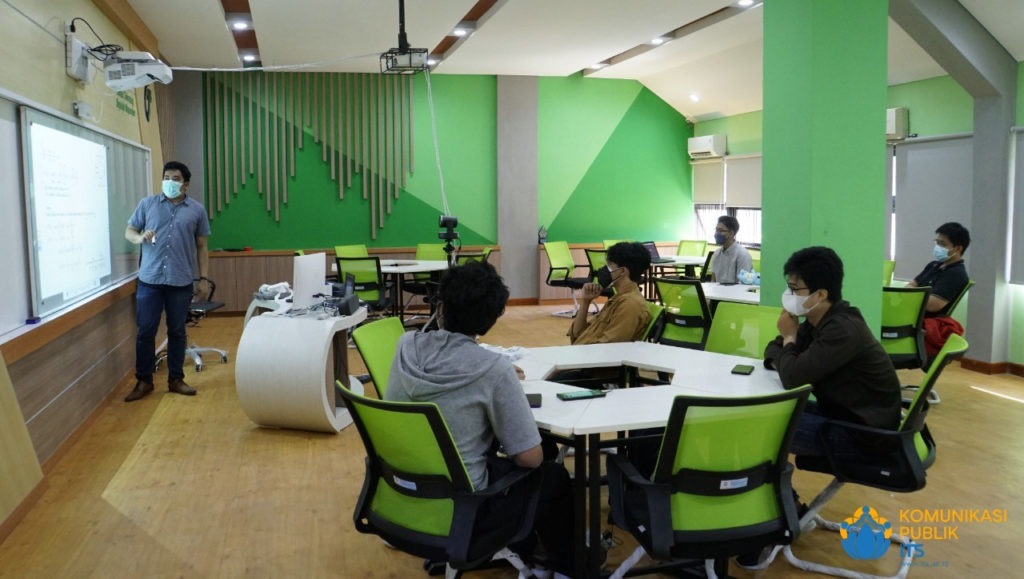 The hybrid atmosphere at the ITS Physics Engineering Department