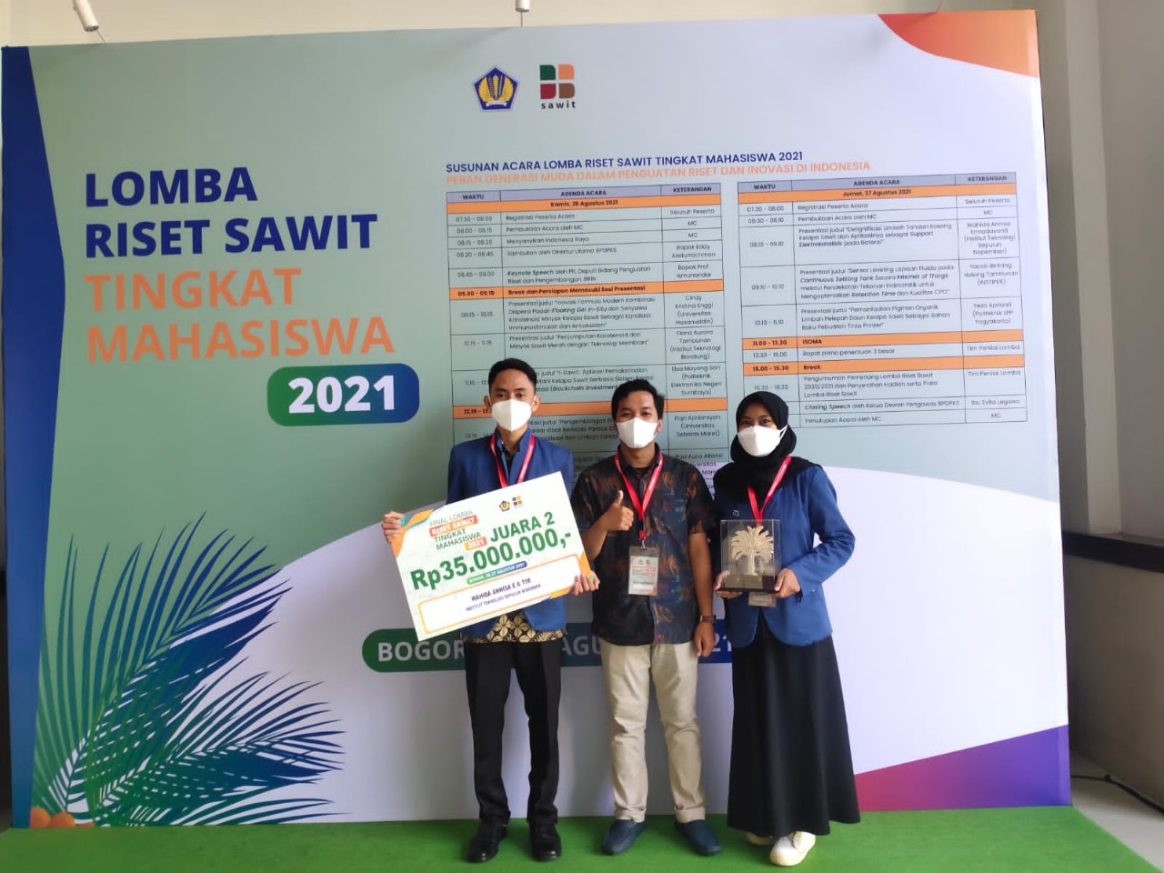 Tim Departemen Kimia ITS dengan plakat hadiah setelah meraih juara dua di Lomba Riset Sawit 2021