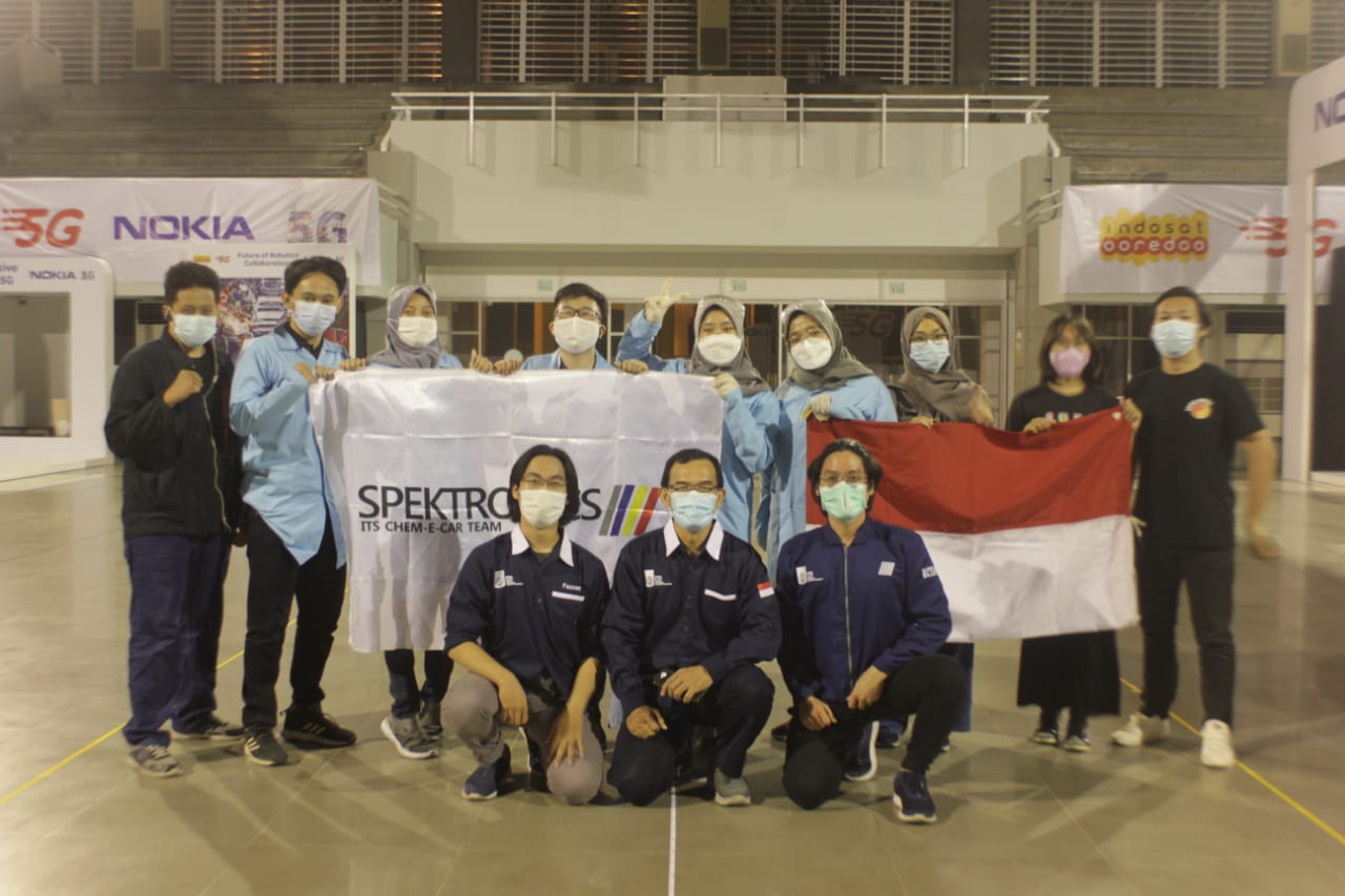 Tim Spektronics ITS bersama Prof Hamzah Fansuri MSi PhD (tengah bawah) setelah berhasil meraih Juara 2 pada kompetisi Chem-E-Car kjVI VDI Germany