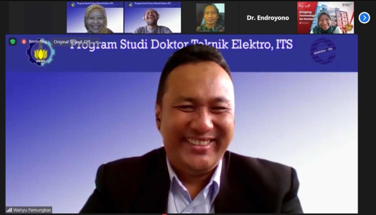 Wahyu Pamungkas answering the questions from the participants of his doctoral promotion online webinar 