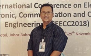 Wahyu Pamungkas, doktor baru dari Departemen Teknik Elektro ITS yang menggagas metode mitigasi efek doppler pada kanal V2V melalui deteksi parameter waktu koherensi