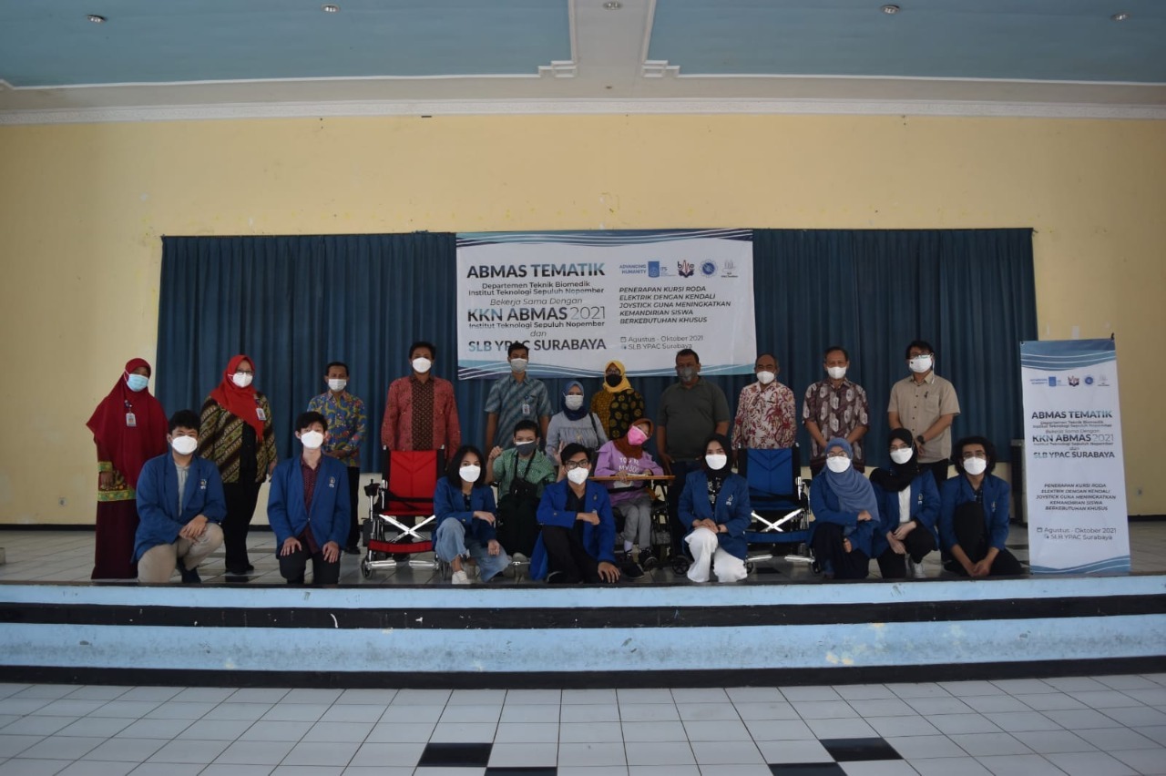 ITS Studen Study Service (KKN Abmas) team with teachers and students of SLB YPAC Surabaya after the training and socialization of the electric wheelchair