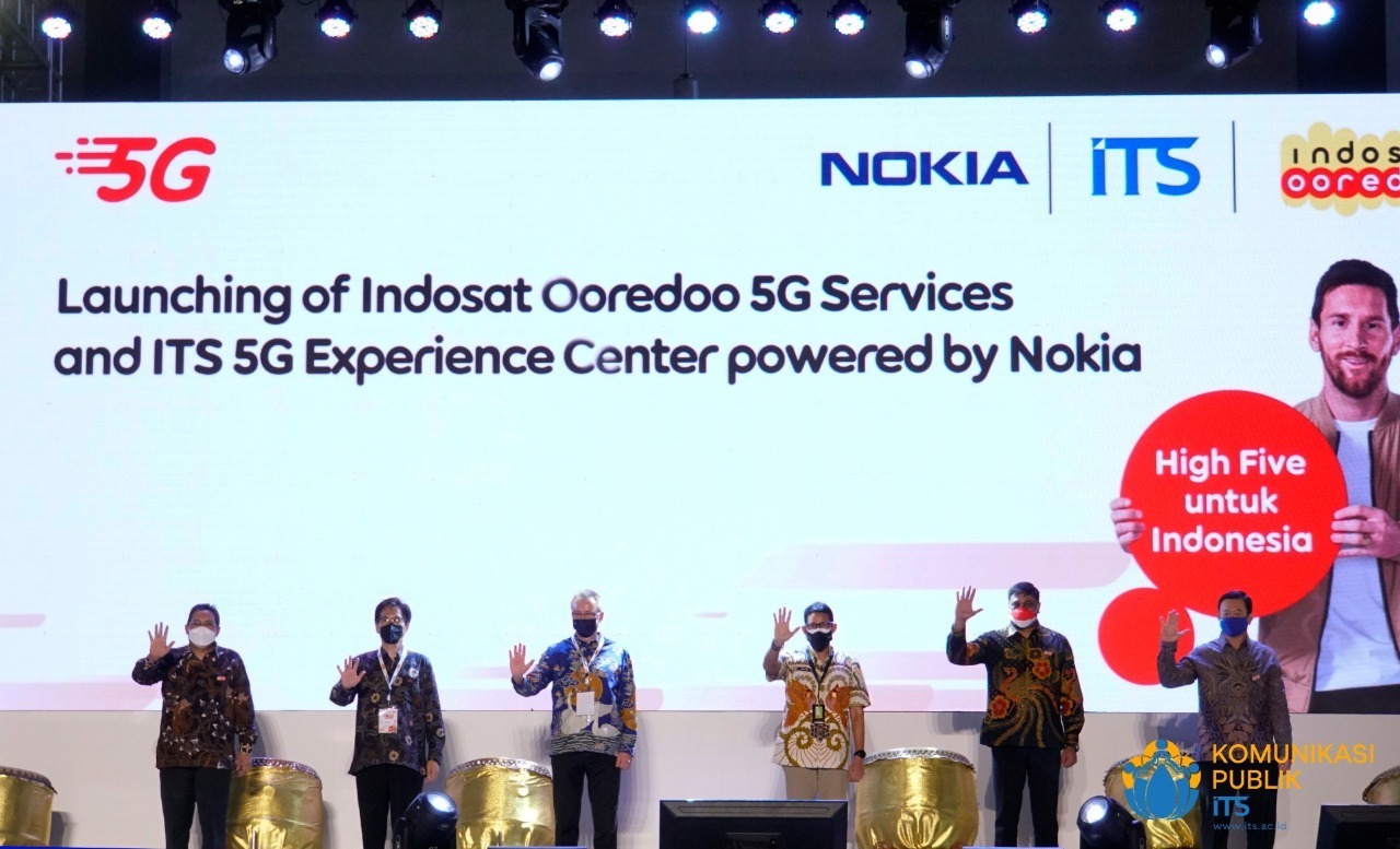 (dari kiri) Dirjen SDPPI Ismail, Rektor ITS Mochamad Ashari, Duta Besar Finlandia untuk Indonesia Jari Sinkari, Menparekraf Sandiaga Salahuddin Uno, COO Indosat Ooredoo Vikram Sinha, dan Presdir Nokia Indonesia KP Goh usai peresmian