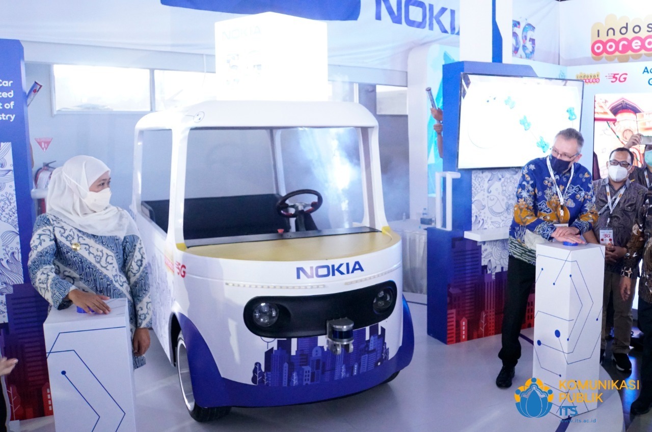 Gubernur Jatim Khofifah Indar Parawansa (kiri) melihat langsung inovasi autonomous vehicle ITS yang memanfaatkan jaringan 5G