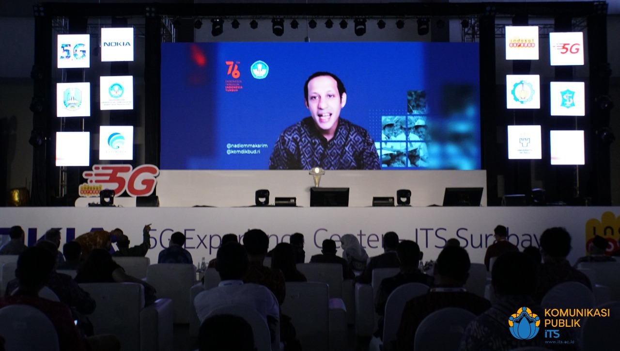 Minister of Education and Culture and Research and Technology of the Republic of Indonesia Nadiem Anwar Makarim gave his short remarks online in order to appreciate the innovation of the ITS 5G Experience Center