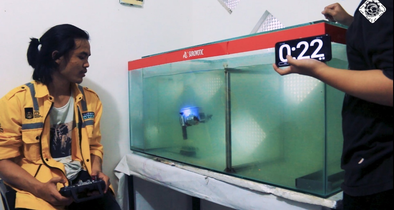 Sea Wasp Robot from the ITS Banyubramanta Team moving marbles inside an aquarium during the demo