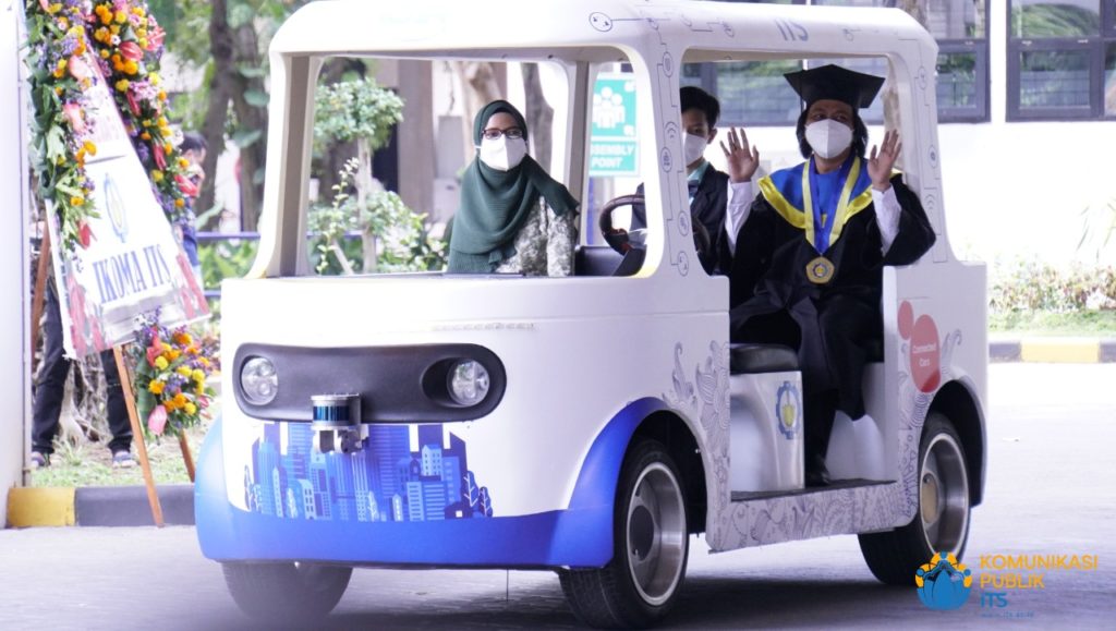 Dr Rudi Dikairono ST MT (bertoga), wisudawan program doktor dari program studi Teknik Elektro FTEIC yang datang bersama istri dan putranya mengendarai mobil listrik tak berawak i-Car