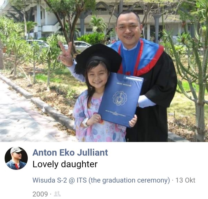 Foto Nadhifa Laudza Shabrina bersama almarhum ayahnya, Eko Julianto Prihantoro ST MT, saat Wisuda ke-99 ITS pada Oktober 2009 silam yang diunggah ayahnya di media sosial