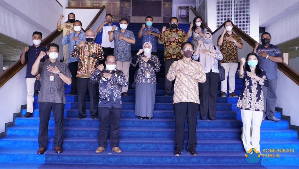 Foto bersama jajaran pimpinan ITS dan Universitas Musamus selepas penandatanganan MoU di Gedung Rektorat ITS