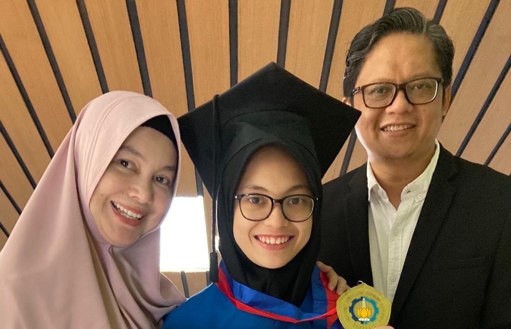 Jasmine Athifa Azzahra was flanked by her parents while taking pictures after following the ITS 124th Graduation procession.
