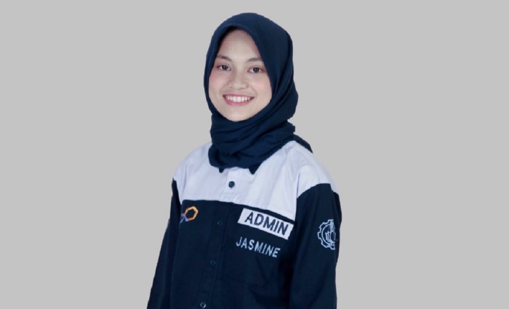 Jasmine Athifa Azzahra, the youngest undergraduate graduate, aged 19 years nine months at the ITS 124th Graduation from the ITS Industrial and System Engineering Department