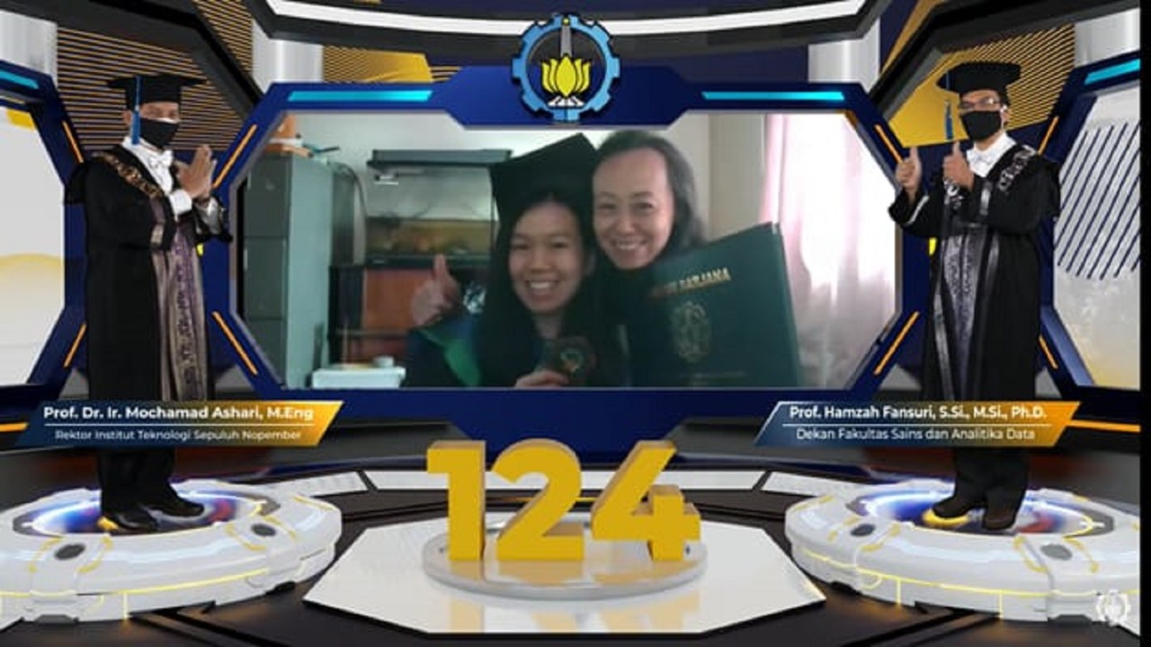 Jennifer Patricia saat menghadiri prosesi Wisuda ke-124 ITS secara online