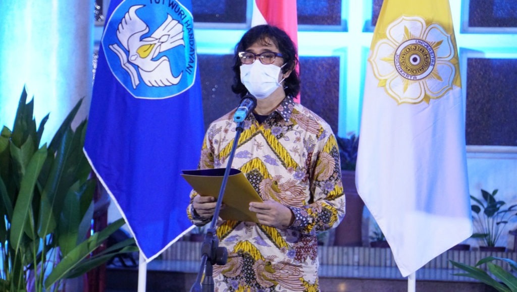 Ketua Dewan Juri Kontes Robotika Indonesia 2021 Dr Eng Drs Benyamin Kusumoputro MEng ketika membacakan pengumuman pemenang KRI 2021