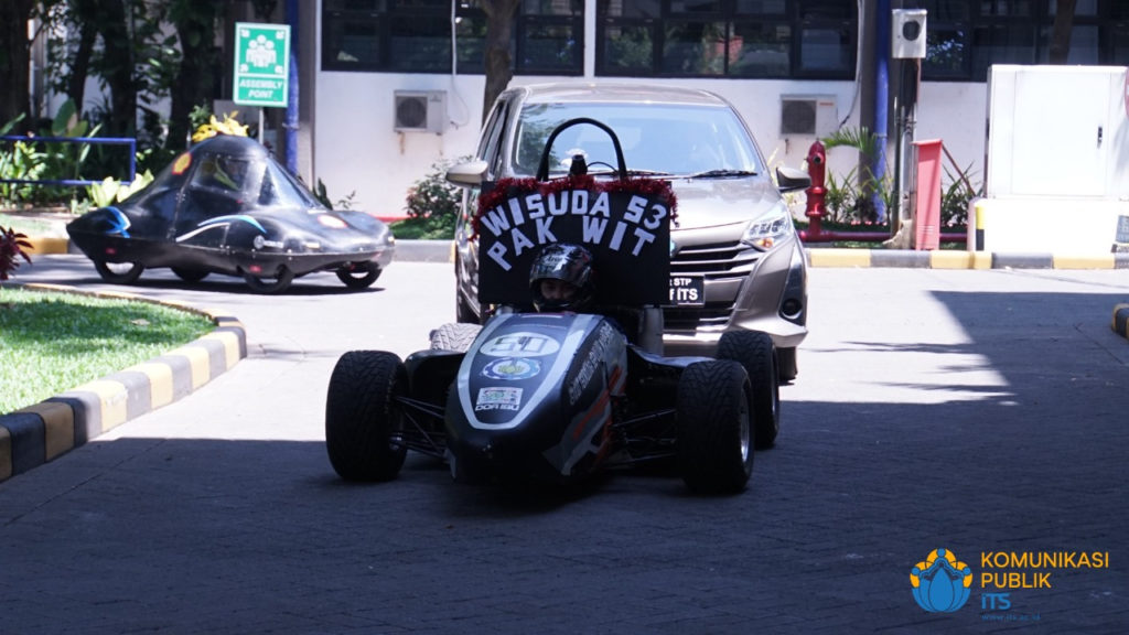 Mobil yang membawa wisudawan program doktor Teknik Mesin ITS, Dr Ir Witantyo MEngSc, saat menuju depan Gedung Rektorat ITS dengan iringan mobil Tim Sapuangin ITS