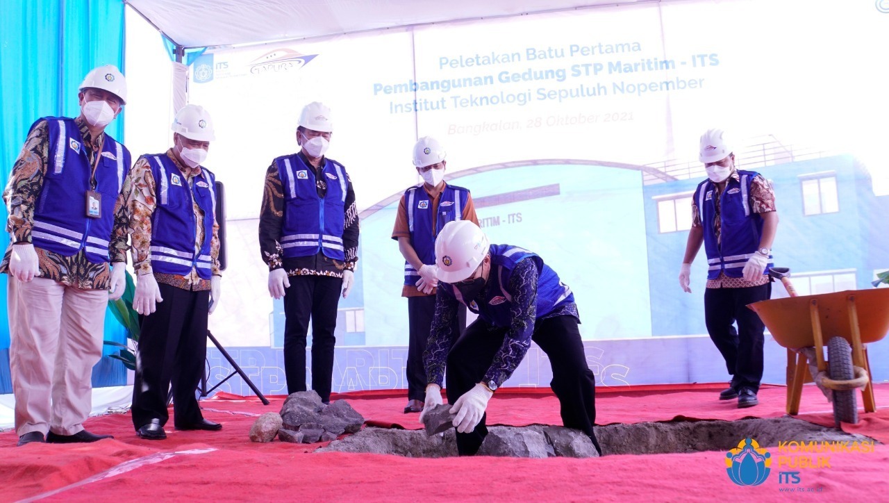 Peletakan batu pertama pembagunan gedung STP Maritim ITS yang dilaksanakan secara simbolis oleh Rektor ITS Prof Dr Ir Mochamad Ashari MEng di area PT Gapura Shipyard, Bangkalan, Madura