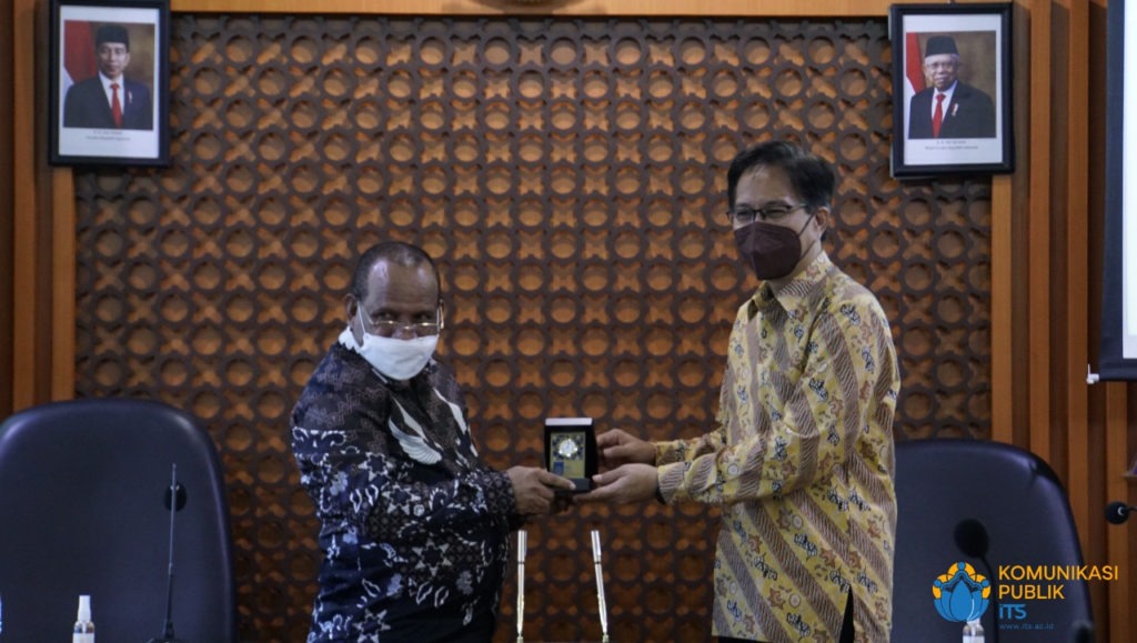 Pemberian cinderamata dari Rektor ITS Prof Dr Ir Mochamad Ashari MEng (kanan) kepada Rektor Unmus Dr Drs Beatus Tambaib MA usai penandatanganan MoU