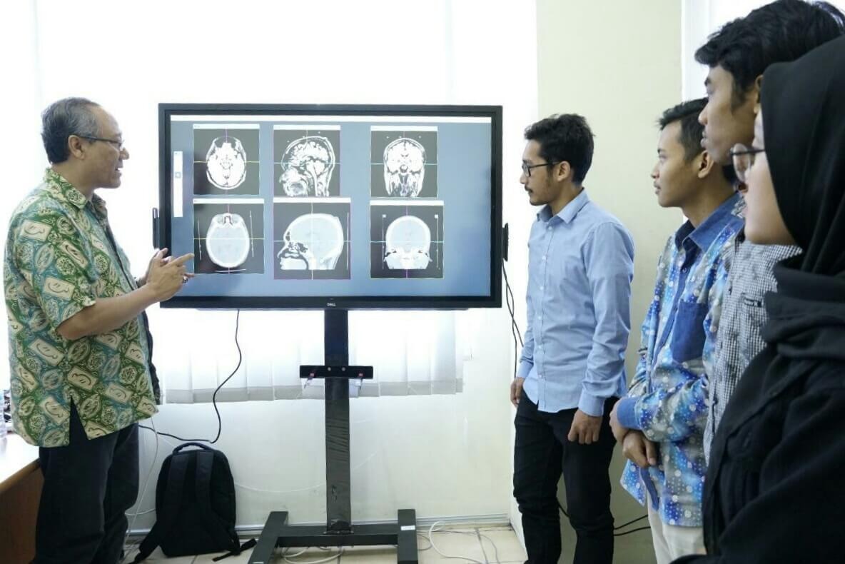 Prof Drs Ec Ir Riyanarto Sarno MSc PhD (kiri) bersama tim penelitiannya mengenai mix-reality jaringan otak untuk membantu pencarian lokasi jaringan pada operasi bedah otak