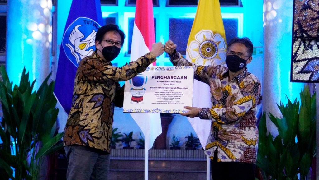 ITS Chancellor Prof. Dr. Ir Mochamad Ashari MEng when receiving the KRI 2021 champion award from UGM Chancellor Prof. Ir Panut Mulyono MEng DEng