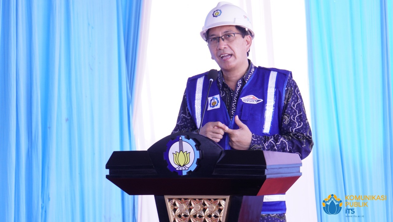 Rektor ITS Prof Dr Ir Mochamad Ashari MEng memberikan sambutan dalam seremoni peletakan batu pertama STP Maritim ITS - Gapura di PT Gapura Shipyard, Bangkalan, Madura