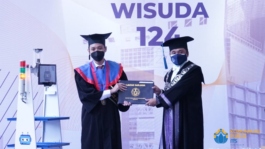 Robot RAISA turut beraksi mengantarkan ijazah milik wisudawan Farid Auzzin Ashari dari Departemen Teknik Kimia ITS