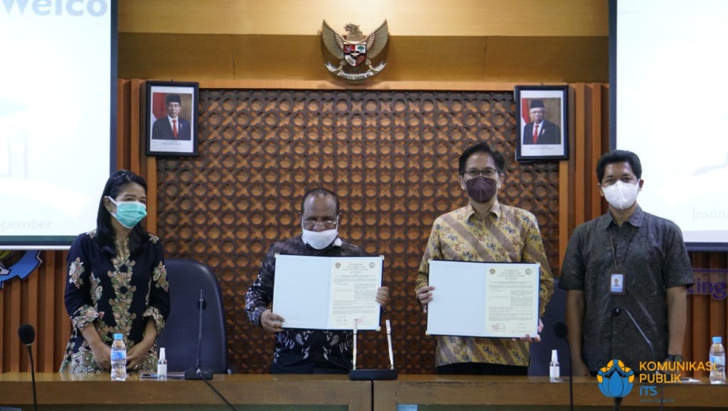 Usai penandatanganan MoU oleh Rektor Unmus Dr Drs Beatus Tambaib MA (dua dari kiri) dan Rektor ITS Prof Dr Ir Mochamad Ashari MEng (dua dari kanan) yang dilakukan di Gedung Rektorat ITS