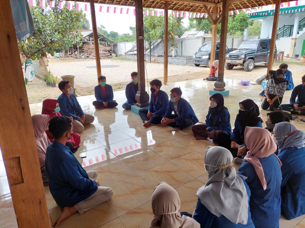 Tim KKN Abmas ITS saat melaksanakan pembukaan kegiatan bersama perwakilan Pondok Pesantren Al Khoiriyah, Tulungagung