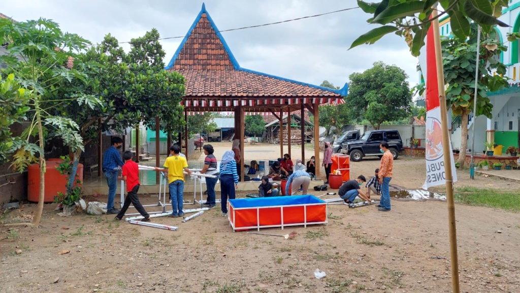 Proses perakitan alat pemanfaatan limbah air wudhu untuk budidaya perikanan dan hidroponik yang dilakukan tim KKN Abmas ITS di Kabupaten Tulungangung