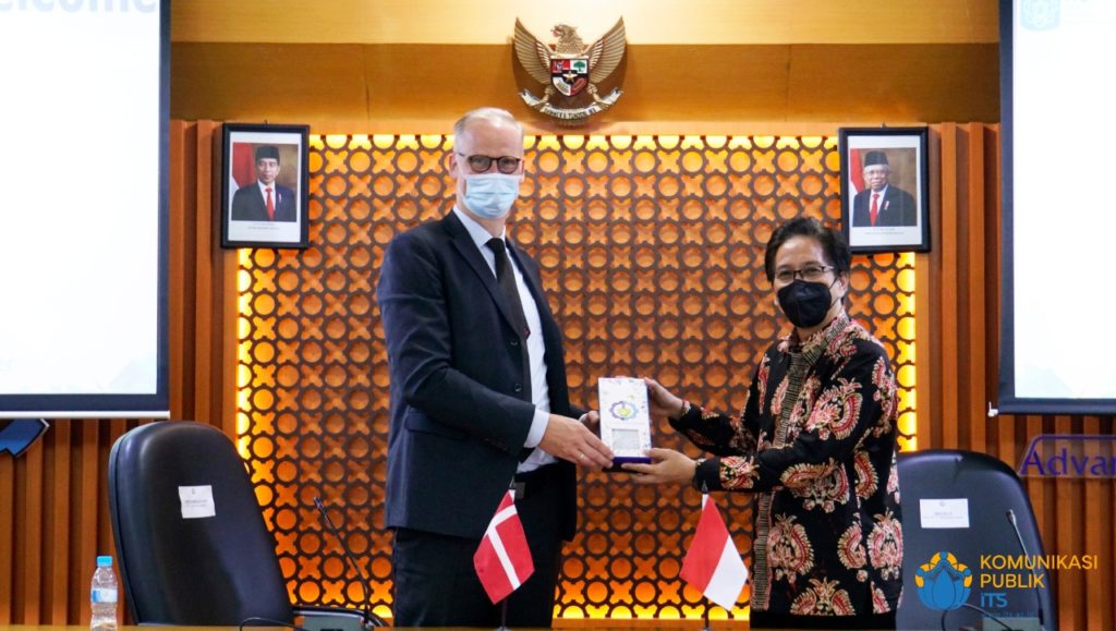 Handing over of souvenirs by ITS Rector Prof Dr Ir Mochamad Ashari MEng (right) to the Danish Ambassador to Indonesia Lars Bo Larsen