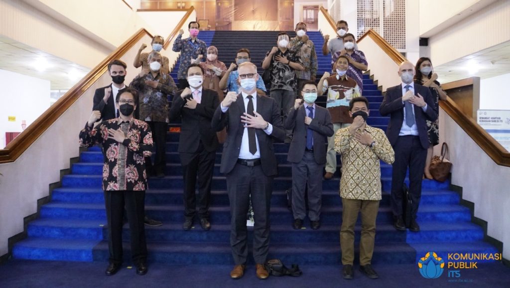 Photo with the Danish Ambassador to Indonesia Lars Bo Larsen (front center), ITS Rector Prof Dr Ir Mochamad Ashari MEng (front left) as well as ITS leadership and other Danish Embassy delegates