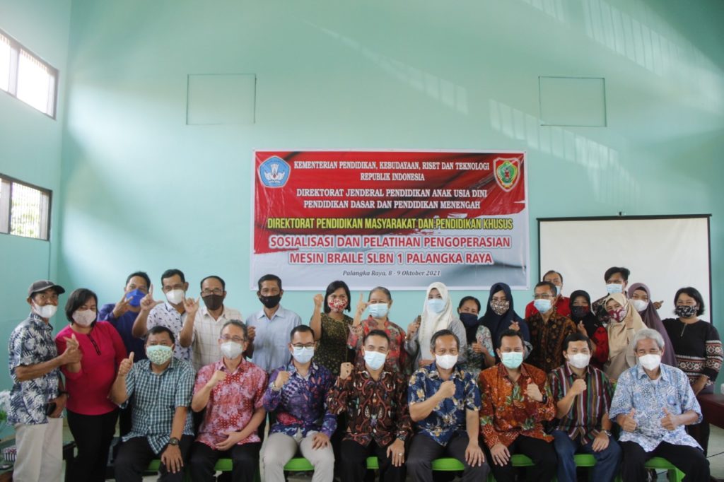 Foto bersama Tim Riset Braille ITS dengan tenaga didik SLBN 1 Palangkaraya serta perwakilan Direktorat PMPK