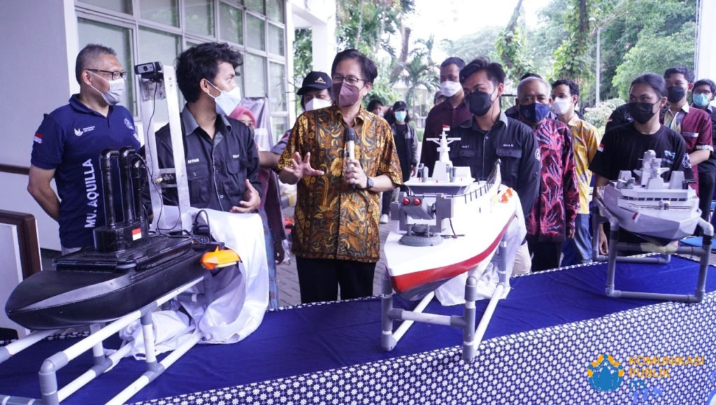 ITS Chancellor Prof. Ir Mochamad Ashari MEng reviewed three prototype ships that will be used in the 2021 KKCTBN