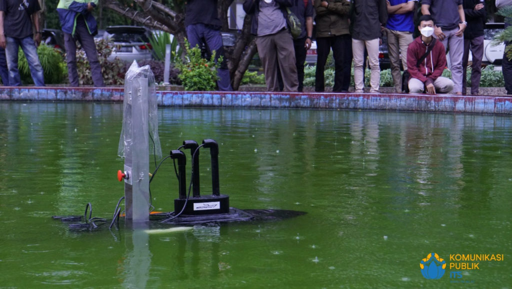 The Nala Orca ship as an Autonomous Submarine Surface Vehicle category ship as national defense equipment is being tested in the ITS Rectorate pool.