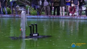 Kapal Nala Orca sebagai kapal kategori Autonomous Submarine Surface Vehicle dengan misi sebagai alutsista nasional sedang uji coba di kolam Rektorat ITS