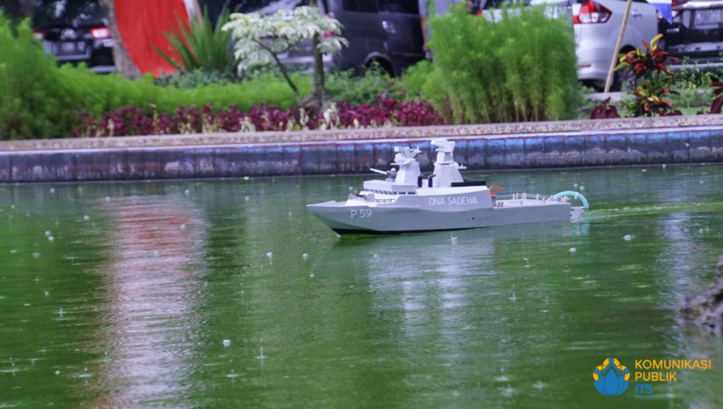 Testing the DNA Sadewa ship at the ITS Rectorate pool during the 2021 KKCTBN team release ceremony