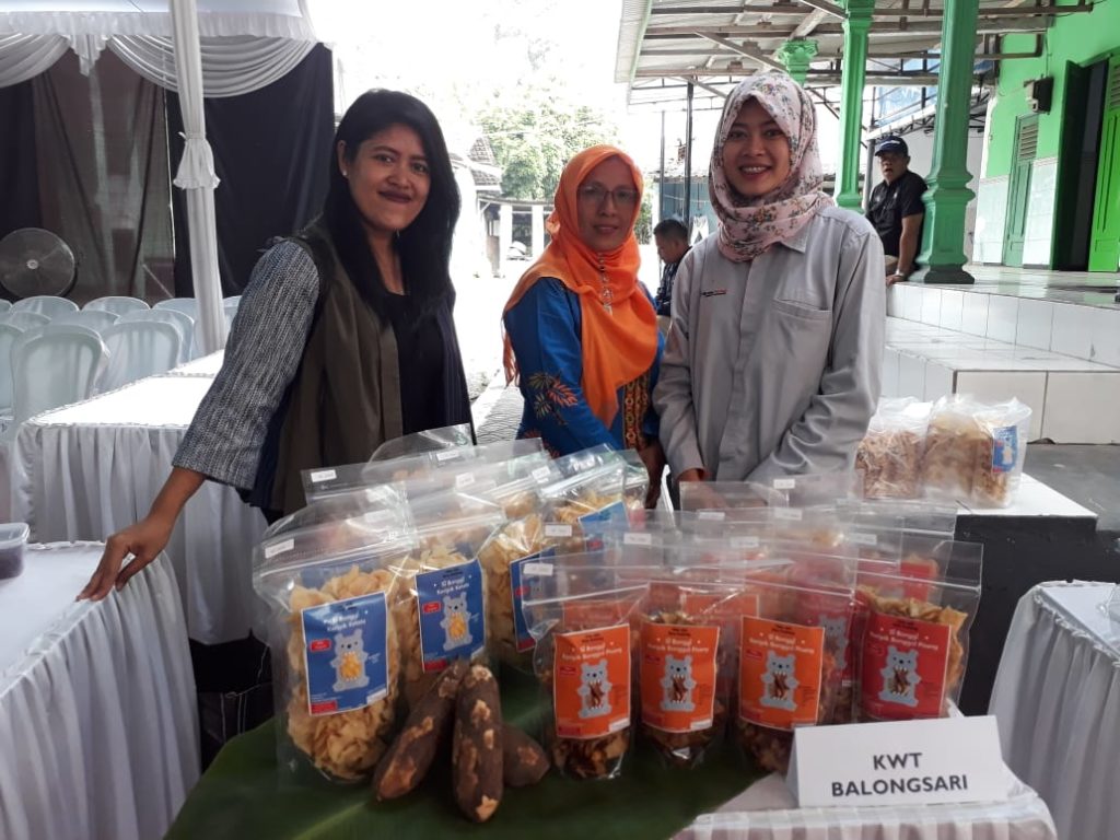 Putri Dwitasari ST MDs (left) and Rizki Azizia (right) as representatives of CSR Astra, together with the initial packaging of Si Bonggi (pre-pandemic conditions)