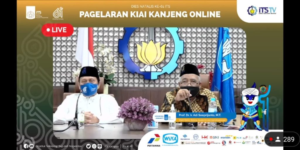 Chairman of ITS 61st Anniversary Prof. Ir Muhammad Sigit Darmawan MEngSc Ph.D. (left) and ITS Vice-Chancellor I Prof. Dr. Ir Adi Soeprijanto MT (right) gave a speech at Kiai Kanjeng's Performance with the theme Maiyah Advancing Humanity.