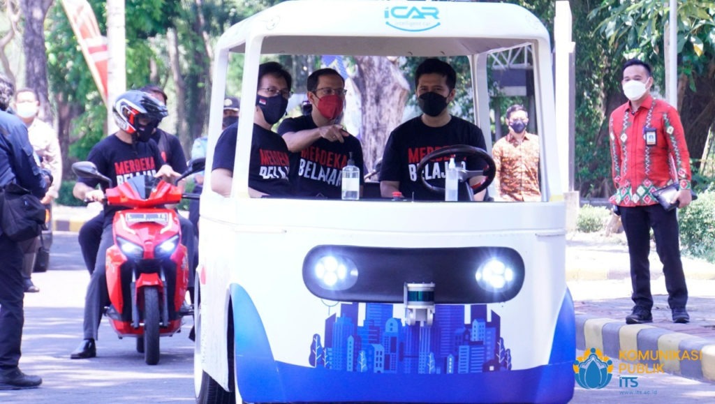 (from left) ITS Chancellor Prof Dr. Ir Mochamad Ashari MEng with Mendikbudristek Nadiem Anwar Makarim BA MBA and East Java Deputy Governor Dr. H Emil Elestianto Dardak BBus MSc riding an i-Car, an unmanned car from ITS