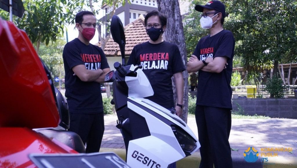 ITS Chancellor Prof Dr. Ir Mochamad Ashari MEng (center) showing the GESITS electric motor to Mendikbudristek Nadiem Anwar Makarim BA MBA (left) and Director General of Higher Education Prof. Ir Nizam MSc DIC Ph.D. IPU ASEAN
