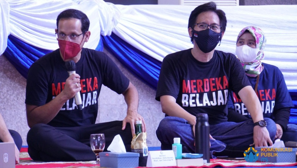 Mendikbudristek Nadiem Anwar Makarim BA MBA (left) when delivering an evaluation related to MBKM in the Merdeka Campus Dialogue on the ITS campus