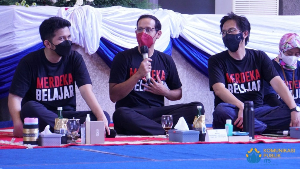 Mendikbudristek Nadiem Anwar Makarim BA MBA (center) when answering questions from the audience at the Merdeka Campus Dialogue event on the ITS campus
