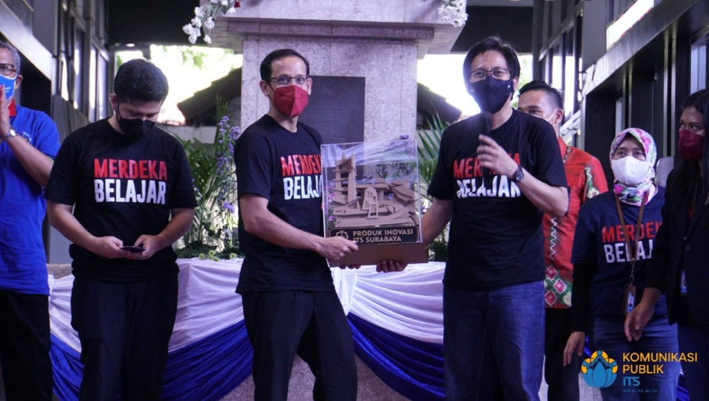 Handover of souvenirs from ITS Chancellor Prof Dr Ir Mochamad Ashari MEng to Mendikbudristek Nadiem Anwar Makarim BA MBA after the Merdeka Campus Dialogue at ITS