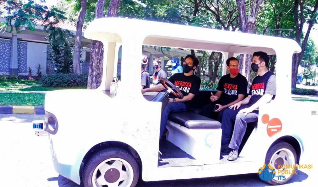 (from left) ITS Chancellor Prof. Dr. Ir Mochamad Ashari MEng with Mendikbudristek Nadiem Anwar Makarim BA MBA and Deputy Governor of East Java Dr H Emil Elestianto Dardak BBus MSc riding an i-Car by ITS