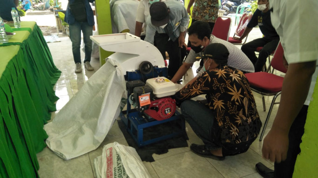 Automatic corn sheller grant activity by the ITS KKN Abmas Team to corn farmers in Petung Village, Gresik