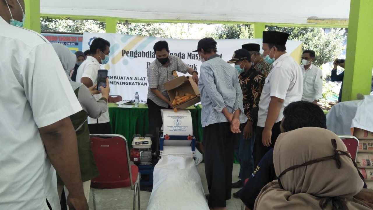 Proses demo dan uji coba alat oleh Tim KKN Abmas ITS di hadapan petani jagung Desa Petung, Gresik