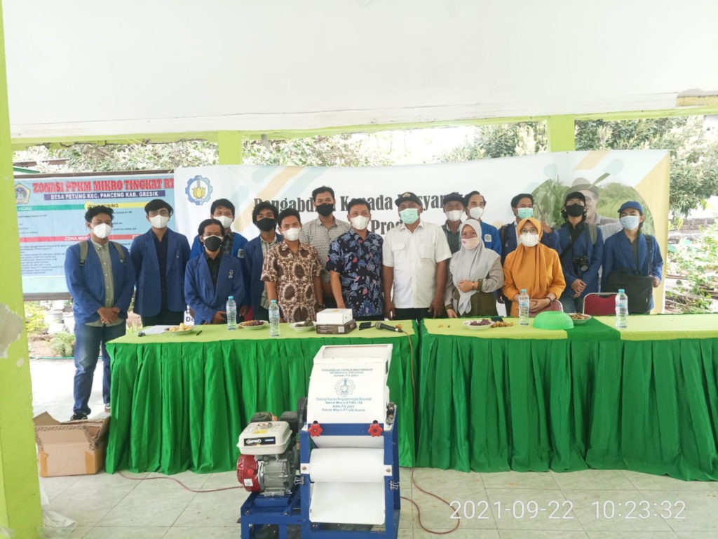 Lecturers, education staff, and the Abmas KKN team students took pictures after the tool grant activity.