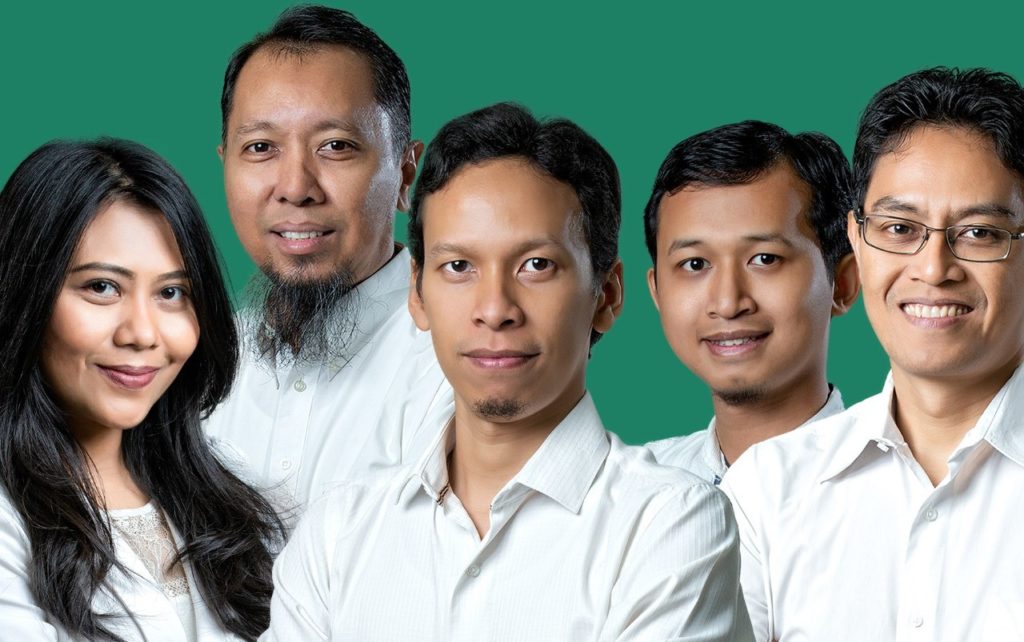 (from left) Anggra Ayu Rucitra ST MMT, Dr. Mahendra Wardhana ST MT, Caesario Ari Budianto ST MT, Okta Putra Setio Ardianto ST MT, and Thomas Ari Kristianto SSn MT as a team of lecturers from the Abmas Team of the ITS Interior Design Department